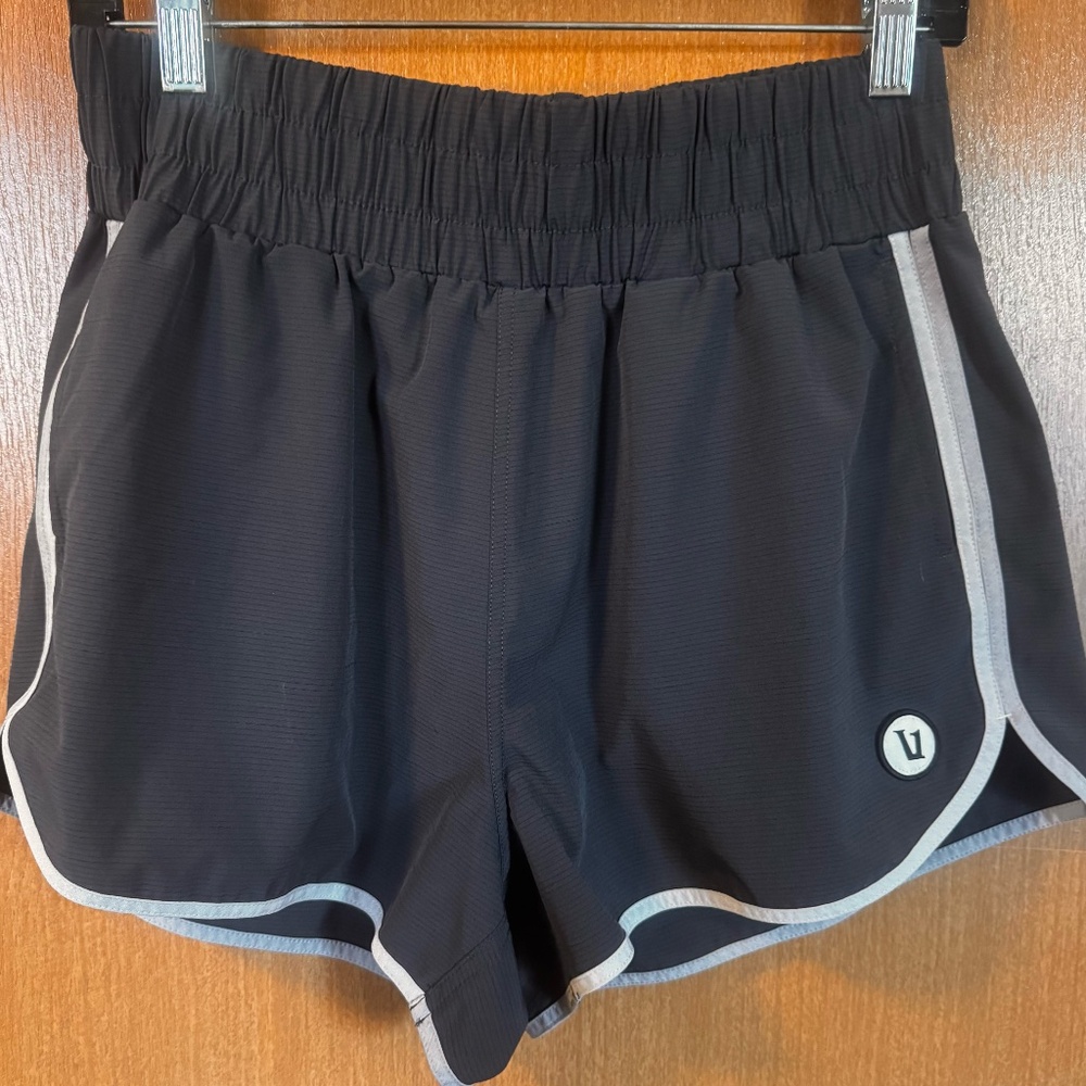 Vuori Men’s 3” Running Shorts Grey White trim  Size M 3 pockets rare 3" inseam
